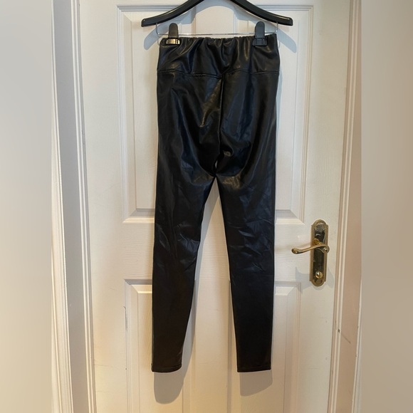 FOREVER 21 Highwaisted faux leather pants - Picture 3 of 3